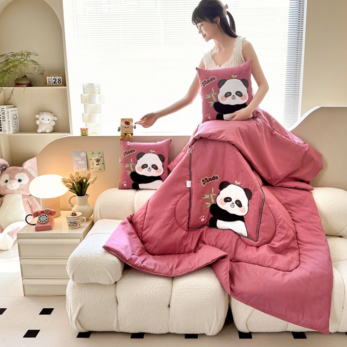 91家纺网 家纺一手货源 找家纺 铭宣家居 2024新款贴布绣＋重工刺绣多功能抱枕被系列 胖墩熊猫 胖墩熊猫-豆沙红