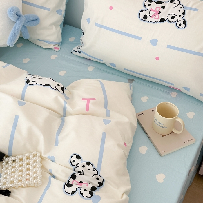 91家纺网 家纺一手货源 找家纺 昔可家纺 2024开春新款全棉印花卡通四件套 蓝条斑点狗