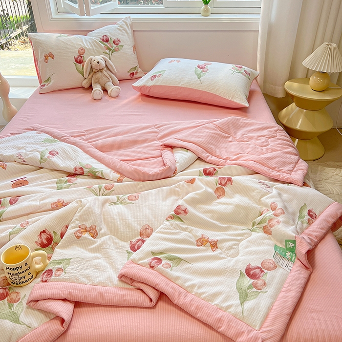 91家纺网 家纺一手货源 找家纺 安哆啦家纺 2024新款A类泡泡棉印花夏被四件套 恋人未满