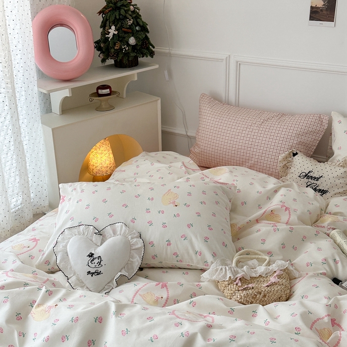 91家纺网 家纺一手货源 找家纺 昔可家纺 2024开春新款全棉印花卡通四件套 天鹅玫瑰