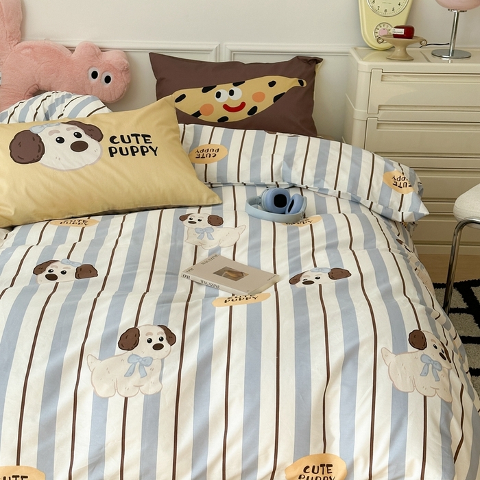 91家纺网 家纺一手货源 找家纺 昔可家纺 2024新款全棉卡通大版印花四件套 蓝条小修狗