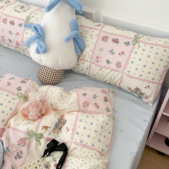 91家纺网 家纺一手货源 找家纺 昔可家纺 2024开春新款全棉印花卡通四件套 粉格子兔