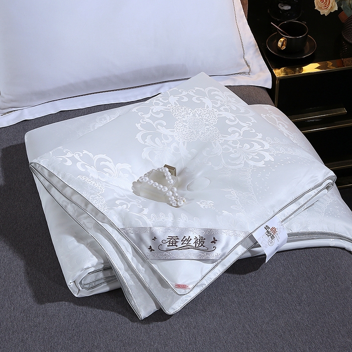 91家纺网 家纺一手货源 找家纺 恒鑫家纺 2025新款提花蚕丝夏凉被被子被芯 月光白
