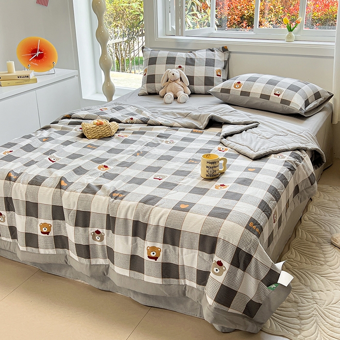 91家纺网 家纺一手货源 找家纺 安哆啦家纺 2024新款A类泡泡棉印花夏被四件套 格子小熊