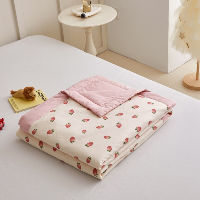 91家纺网 家纺一手货源 找家纺 怡家居 2024新款全棉印花手包边夏被四件套 点点草莓