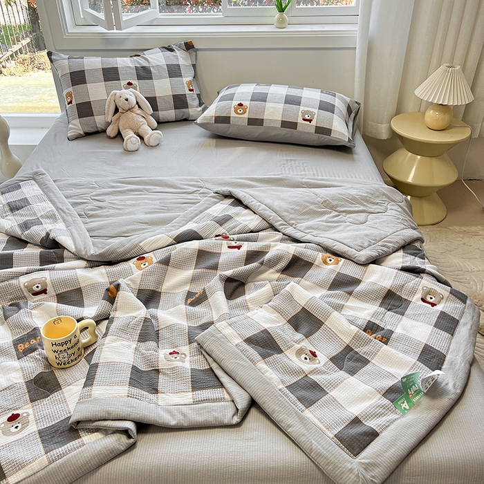 91家纺网 家纺一手货源 找家纺 安哆啦家纺 2024新款A类泡泡棉印花夏被四件套 格子小熊