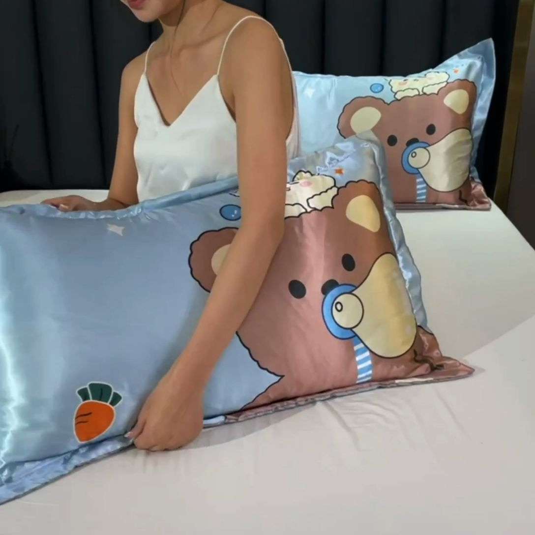 91家纺网 家纺一手货源 找家纺 梦舒羽 2025新款可水洗冰丝枕套宿舍单人凉爽枕头套 抱抱熊