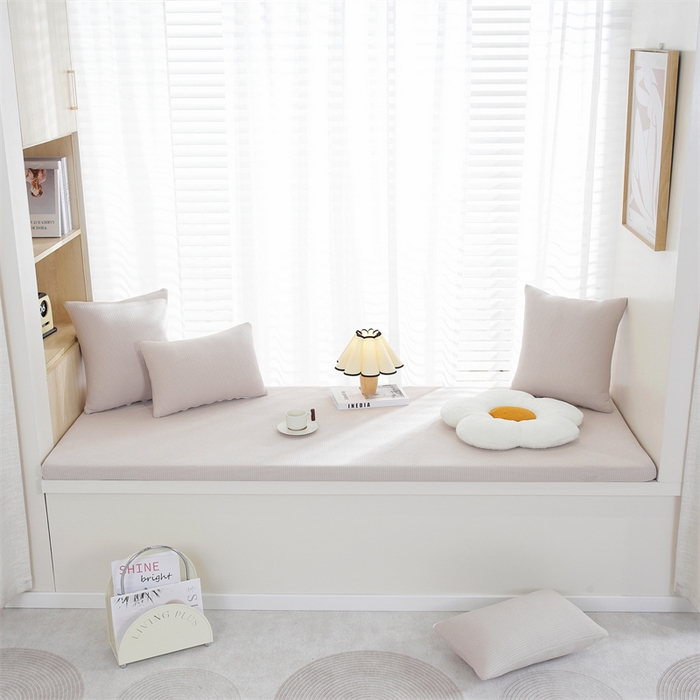 91家纺网 家纺一手货源 找家纺 共鸣沙发垫  2024新款5cm厚50D玉米粒绒回形格海绵飘窗垫 玉米粒绒米色