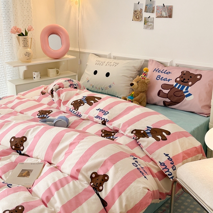 91家纺网 家纺一手货源 找家纺 昔可家纺 2024新款全棉卡通大版印花四件套 粉条小萌熊