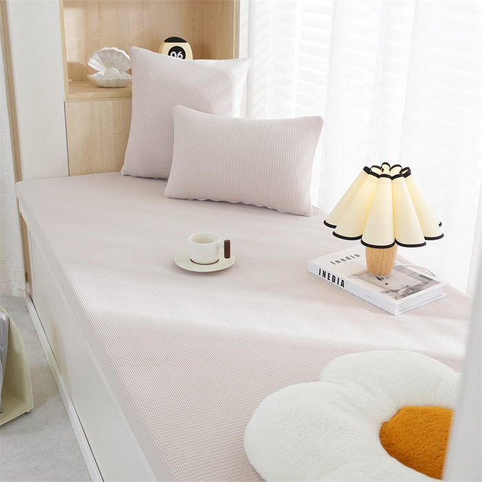 91家纺网 家纺一手货源 找家纺 共鸣沙发垫  2024新款5cm厚50D玉米粒绒回形格海绵飘窗垫 玉米粒绒米色