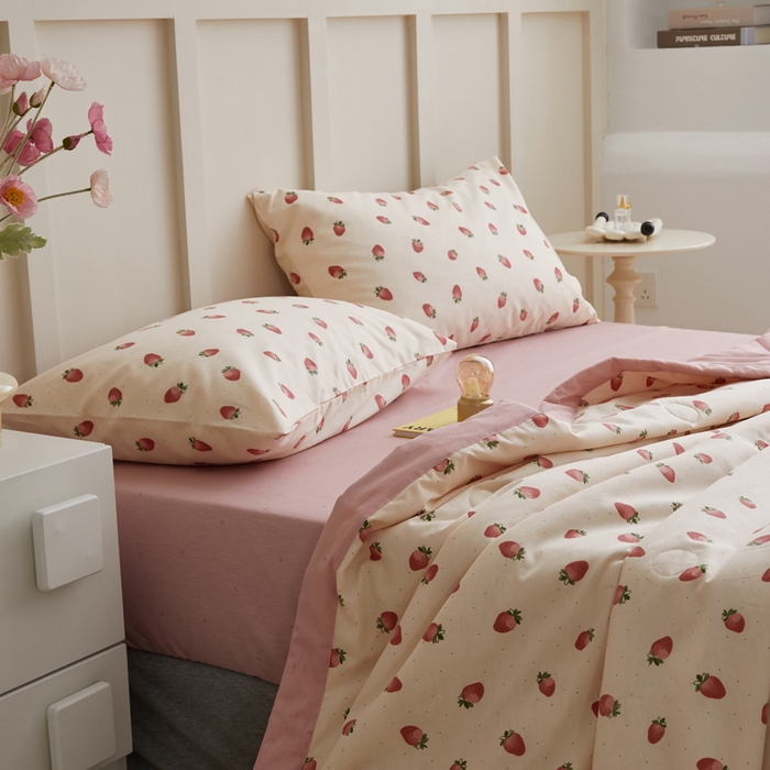 91家纺网 家纺一手货源 找家纺 怡家居 2024新款全棉印花手包边夏被四件套 点点草莓