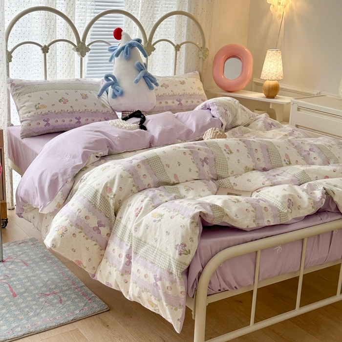 91家纺网 家纺一手货源 找家纺 昔可家纺 2024开春新款全棉印花卡通四件套 紫色竖条蝴蝶结花