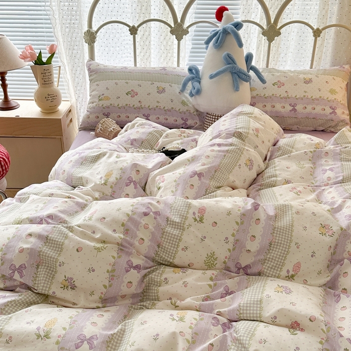 91家纺网 家纺一手货源 找家纺 昔可家纺 2024开春新款全棉印花卡通四件套 紫色竖条蝴蝶结花