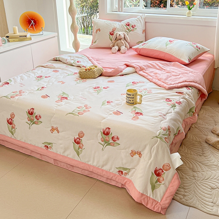 91家纺网 家纺一手货源 找家纺 安哆啦家纺 2024新款A类泡泡棉印花夏被四件套 恋人未满