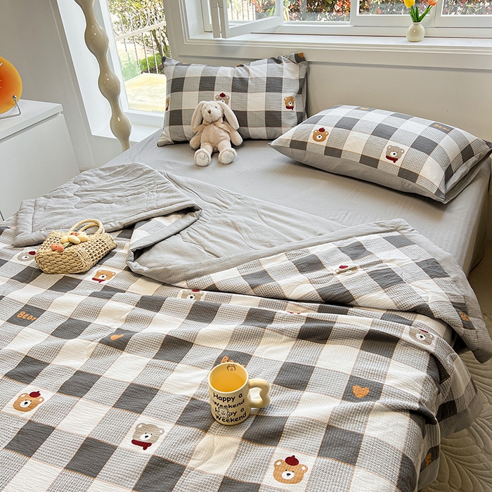 91家纺网 家纺一手货源 找家纺 安哆啦家纺 2024新款A类泡泡棉印花夏被四件套 格子小熊