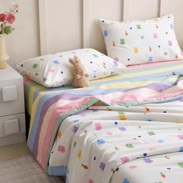 91家纺网 家纺一手货源 找家纺 怡家居 2024新款全棉印花手包边夏被四件套 七彩小兔