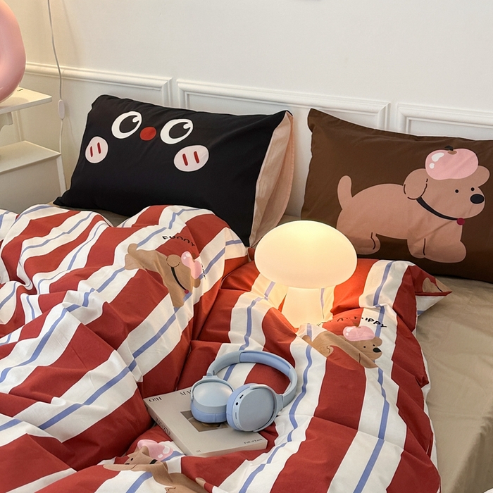 91家纺网 家纺一手货源 找家纺 昔可家纺 2024新款全棉卡通大版印花四件套 红条苹果狗