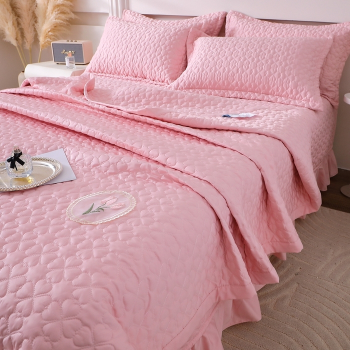 91家纺网 家纺一手货源 找家纺 佳梦家纺 2024新款花边天丝床盖三件套 冰雪绸天丝-樱花粉