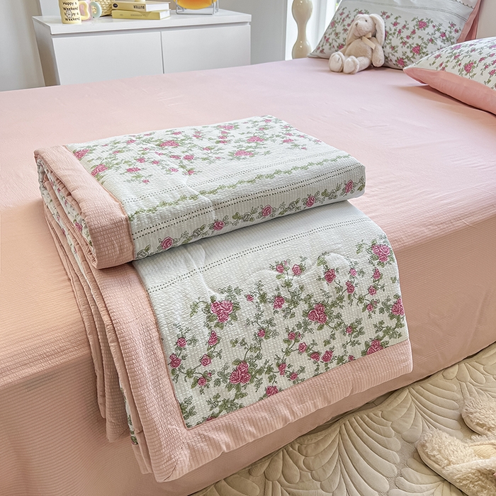 91家纺网 家纺一手货源 找家纺 安哆啦家纺 2024新款A类泡泡棉印花夏被四件套 田园小花