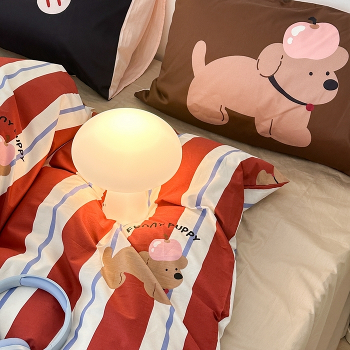 91家纺网 家纺一手货源 找家纺 昔可家纺 2024新款全棉卡通大版印花四件套 红条苹果狗