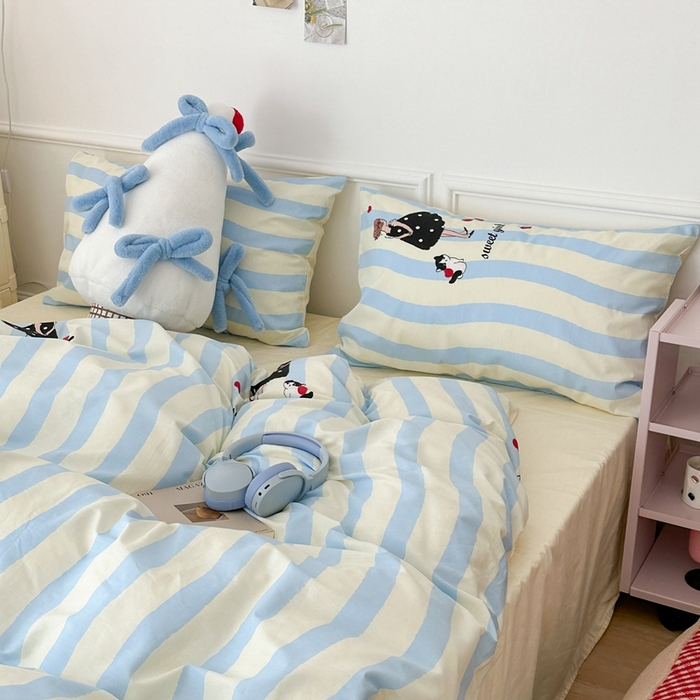 91家纺网 家纺一手货源 找家纺 昔可家纺 2024开春新款全棉印花卡通四件套 蓝条女孩