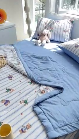 91家纺网 家纺一手货源 找家纺 安哆啦家纺 2024新款A类泡泡棉印花夏被四件套 线条熊