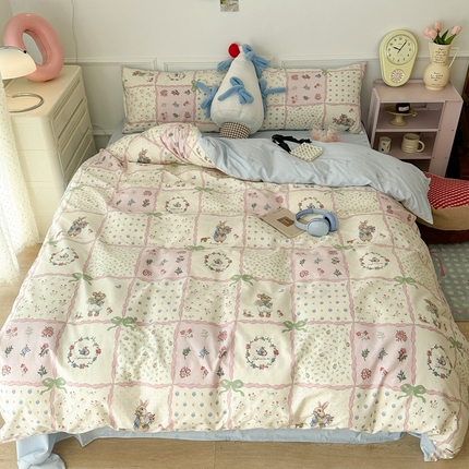 91家纺网 家纺一手货源 找家纺 昔可家纺 2024开春新款全棉印花卡通四件套 粉格子兔