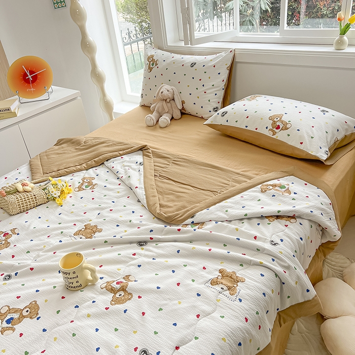 91家纺网 家纺一手货源 找家纺 安哆啦家纺 2024新款A类泡泡棉印花夏被四件套 爱心熊