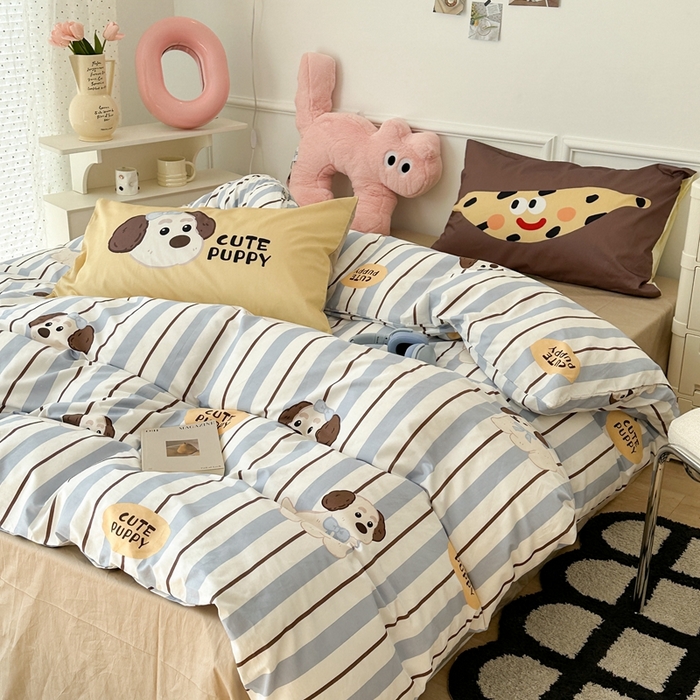 91家纺网 家纺一手货源 找家纺 昔可家纺 2024新款全棉卡通大版印花四件套 蓝条小修狗