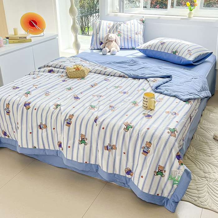 91家纺网 家纺一手货源 找家纺 安哆啦家纺 2024新款A类泡泡棉印花夏被四件套 线条熊