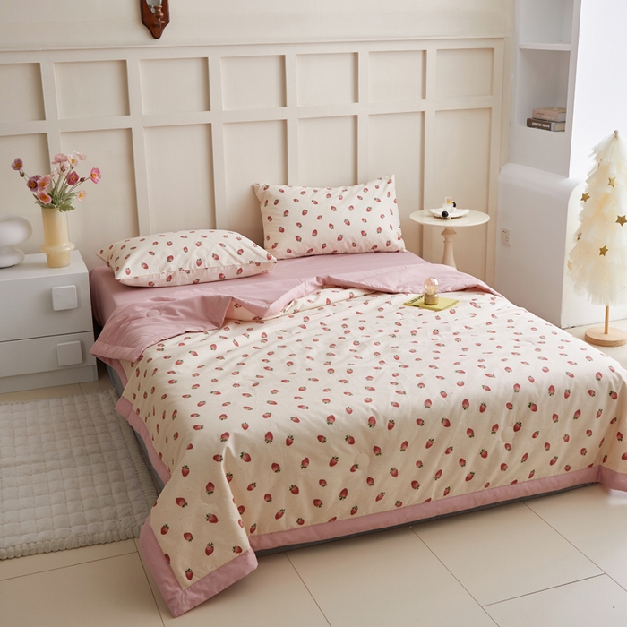 91家纺网 家纺一手货源 找家纺 怡家居 2024新款全棉印花手包边夏被四件套 点点草莓