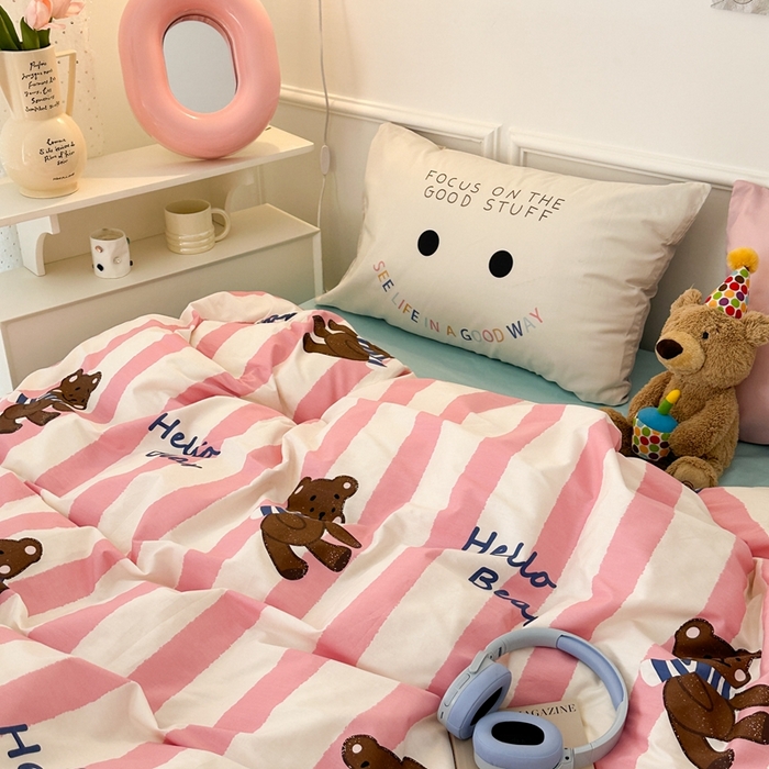 91家纺网 家纺一手货源 找家纺 昔可家纺 2024新款全棉卡通大版印花四件套 粉条小萌熊