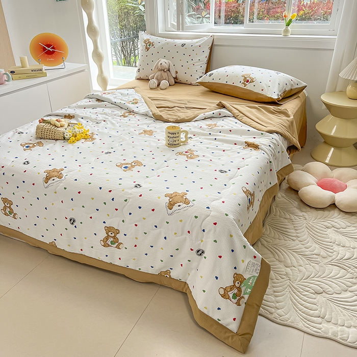 91家纺网 家纺一手货源 找家纺 安哆啦家纺 2024新款A类泡泡棉印花夏被四件套 爱心熊