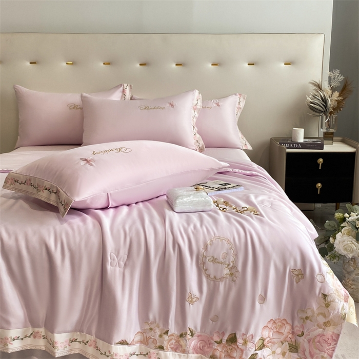 91家纺网 家纺一手货源 找家纺 2024新款燕窝蛋白刺绣A类雪莲天丝数码边夏被四件套 浅紫