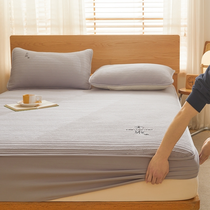 91家纺网 家纺一手货源 找家纺 鹿辉家居（原吉欧力） 2024新款无染刺绣夹棉床笠 无染深灰