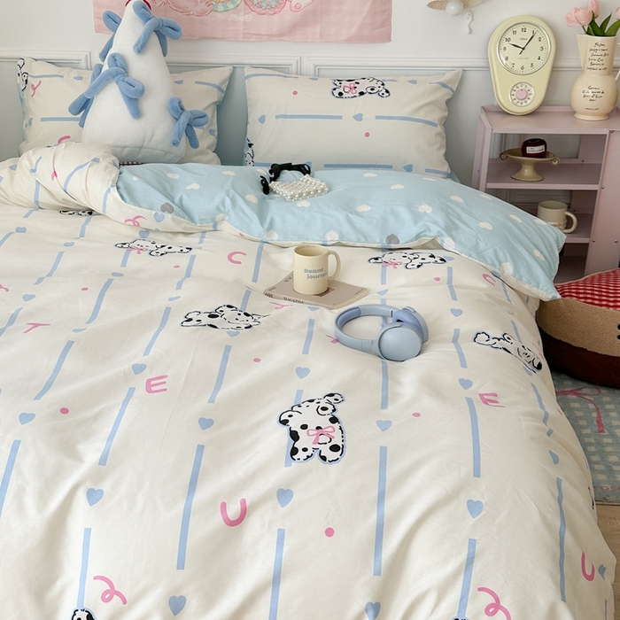 91家纺网 家纺一手货源 找家纺 昔可家纺 2024开春新款全棉印花卡通四件套 蓝条斑点狗