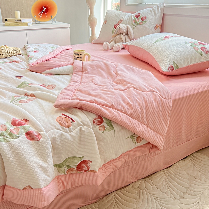 91家纺网 家纺一手货源 找家纺 安哆啦家纺 2024新款A类泡泡棉印花夏被四件套 恋人未满