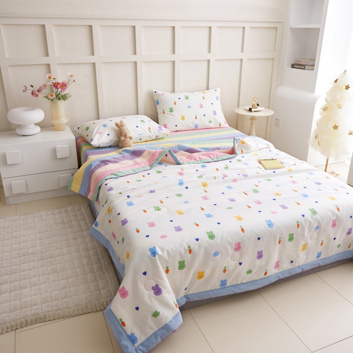 91家纺网 家纺一手货源 找家纺 怡家居 2024新款全棉印花手包边夏被四件套 七彩小兔