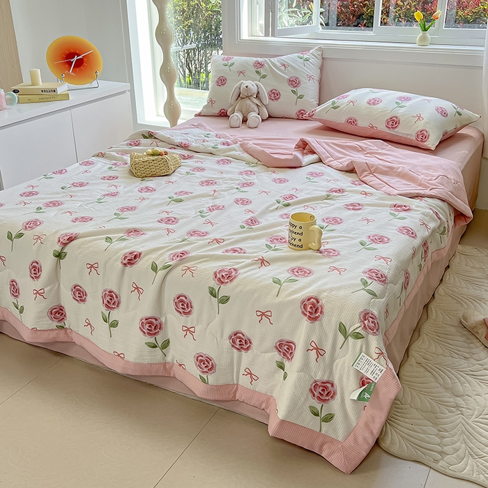 91家纺网 家纺一手货源 找家纺 安哆啦家纺 2024新款A类泡泡棉印花夏被四件套 甜茶日记