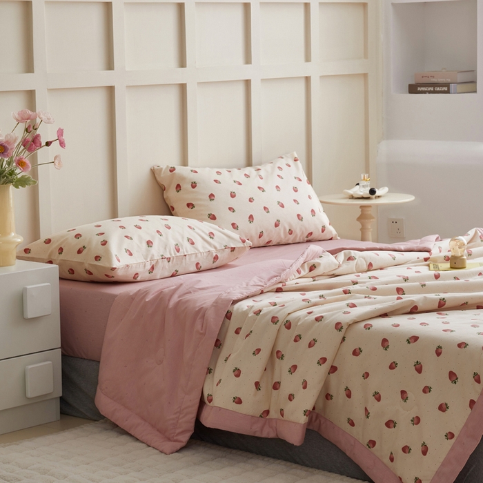 91家纺网 家纺一手货源 找家纺 怡家居 2024新款全棉印花手包边夏被四件套 点点草莓