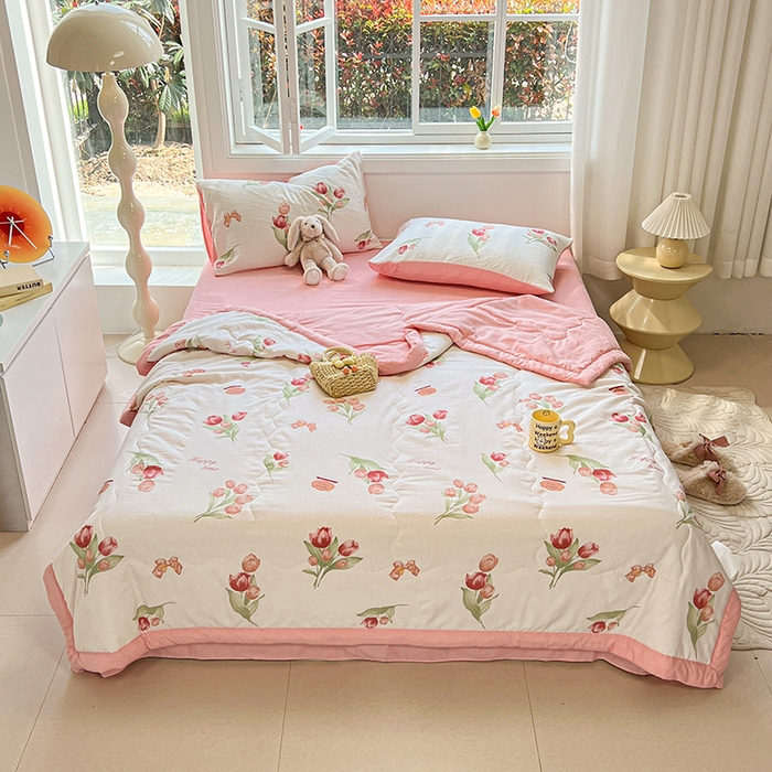 91家纺网 家纺一手货源 找家纺 安哆啦家纺 2024新款A类泡泡棉印花夏被四件套 恋人未满