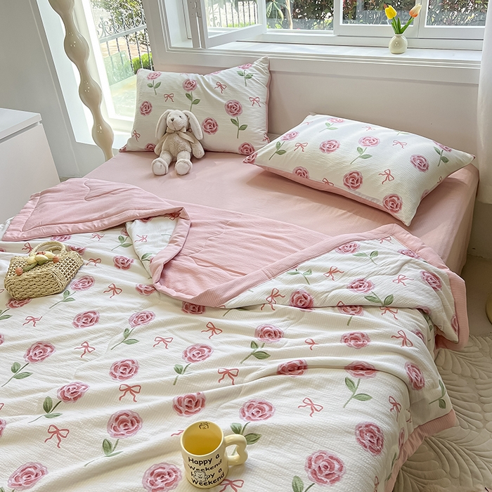 91家纺网 家纺一手货源 找家纺 安哆啦家纺 2024新款A类泡泡棉印花夏被四件套 甜茶日记