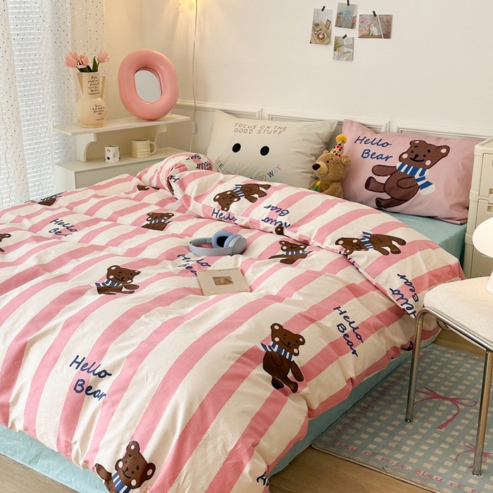 91家纺网 家纺一手货源 找家纺 昔可家纺 2024新款全棉卡通大版印花四件套 粉条小萌熊