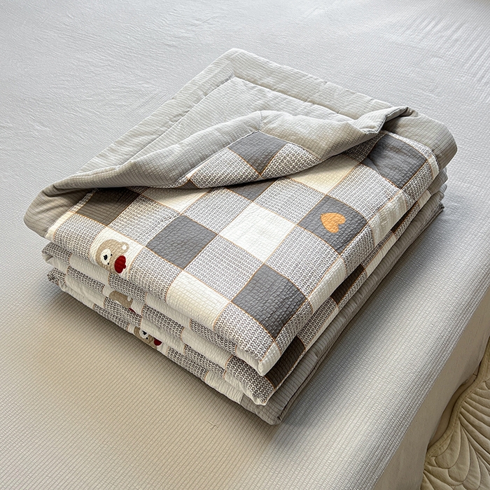 91家纺网 家纺一手货源 找家纺 安哆啦家纺 2024新款A类泡泡棉印花夏被四件套 格子小熊