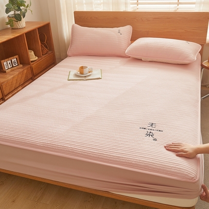 91家纺网 家纺一手货源 找家纺 鹿辉家居（原吉欧力） 2024新款无染刺绣夹棉床笠 无染浅粉