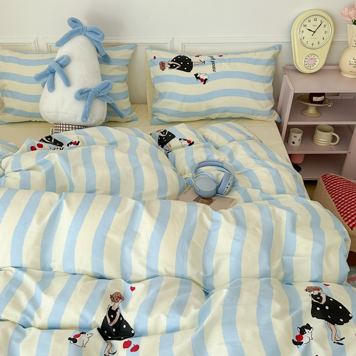 91家纺网 家纺一手货源 找家纺 昔可家纺 2024开春新款全棉印花卡通四件套 蓝条女孩