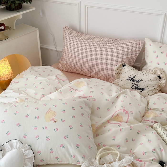 91家纺网 家纺一手货源 找家纺 昔可家纺 2024开春新款全棉印花卡通四件套 天鹅玫瑰