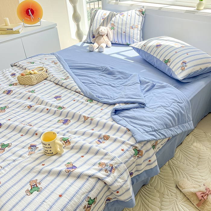 91家纺网 家纺一手货源 找家纺 安哆啦家纺 2024新款A类泡泡棉印花夏被四件套 线条熊