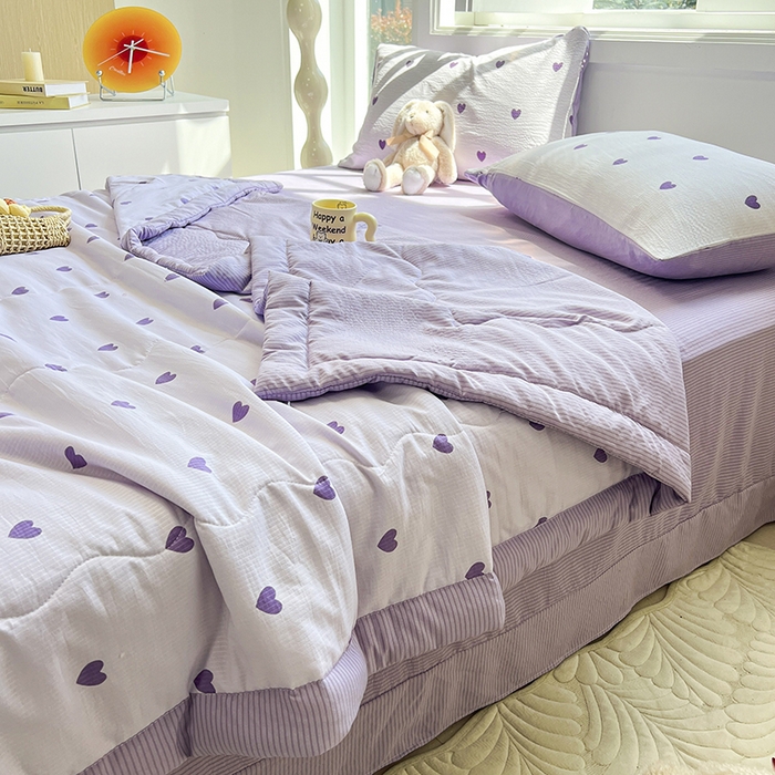 91家纺网 家纺一手货源 找家纺 安哆啦家纺 2024新款A类泡泡棉印花夏被四件套 紫爱心