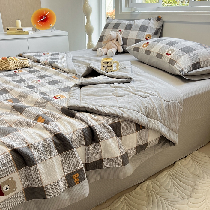 91家纺网 家纺一手货源 找家纺 安哆啦家纺 2024新款A类泡泡棉印花夏被四件套 格子小熊